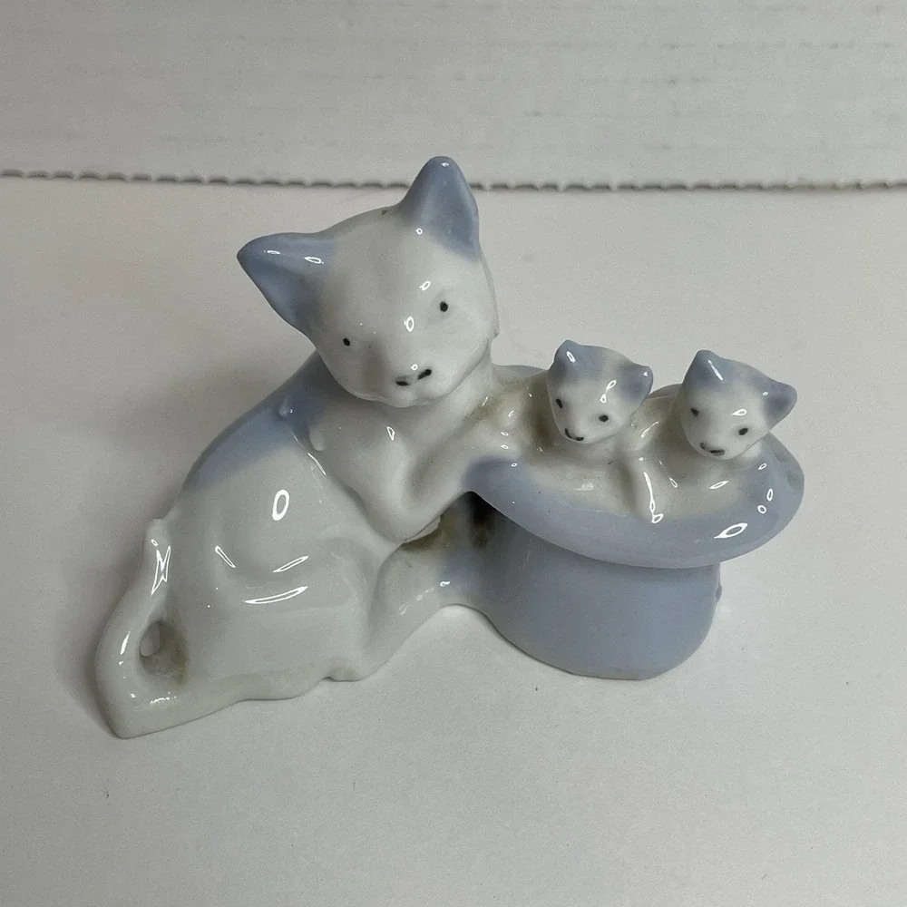 Husky Dog & 2 puppy figurines white & blue Japan Vintage